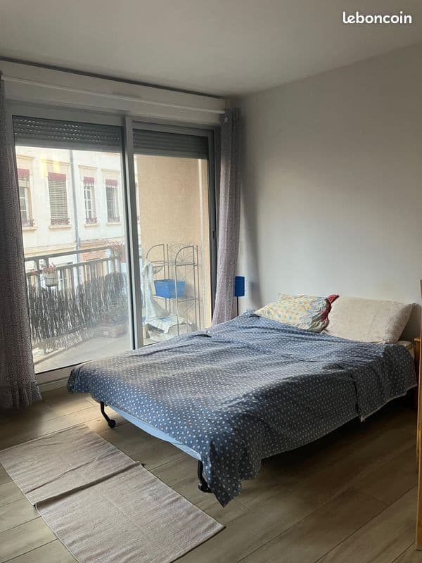 LOCATION Studio avec balcon
